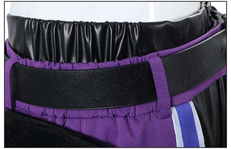 皮ベルトの装飾の詳細画像。ホロライブ 綺々羅々ヴィヴィのキャラクターらしい洗練されたデザインのベルト。