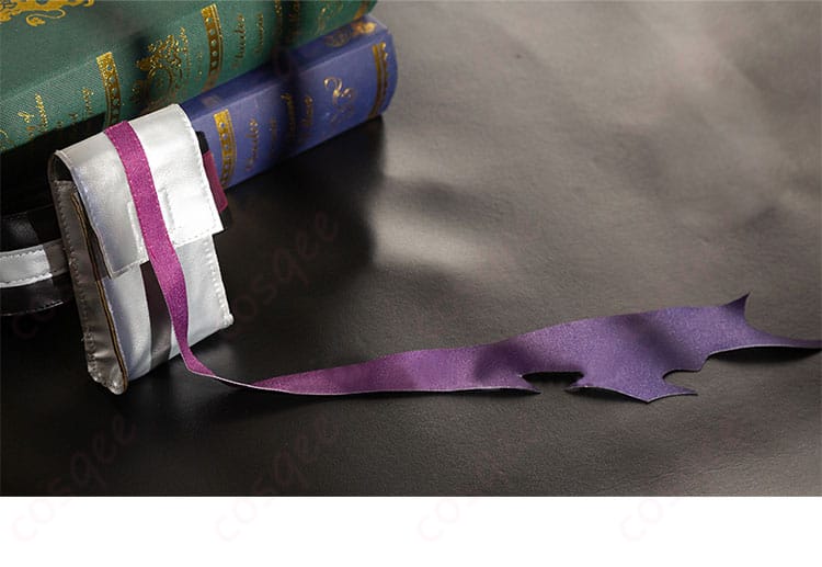 アークナイツ ルーメン コスプレ衣装 右腕の装飾。キャラクターらしいアクセントがポイント!