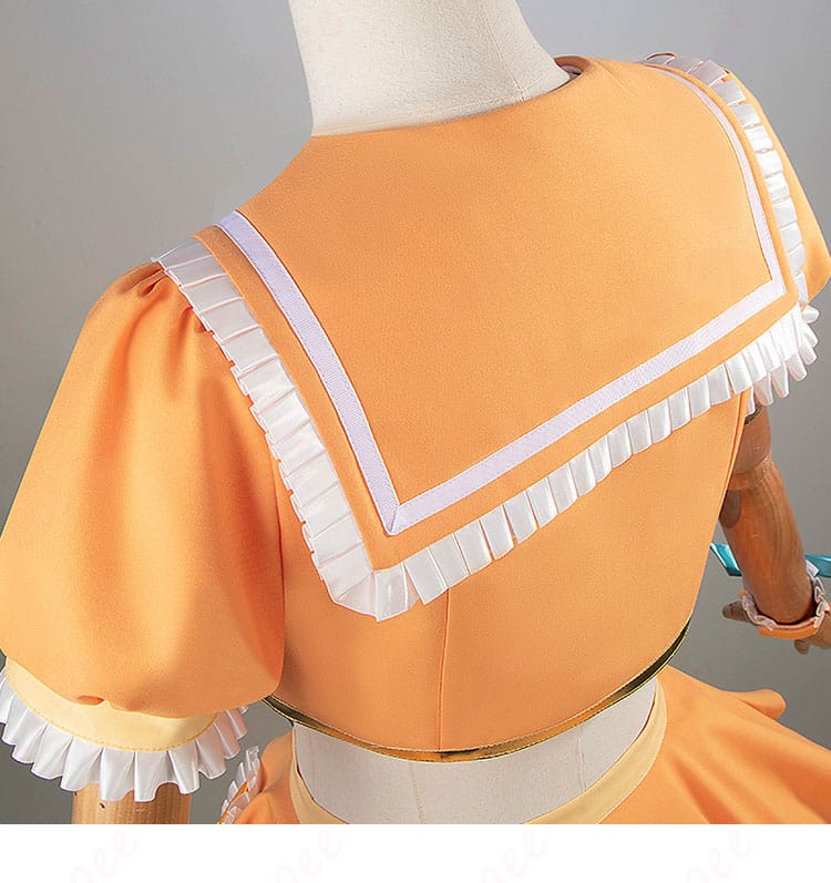 背面ケープ装飾詳細画像 - 星川サラの衣装の背面に施された豪華なケープ装飾。