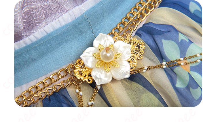 腰に装飾された花のチェーン帯の詳細。エミリー・ダイアー衣装の美しいアクセサリー。