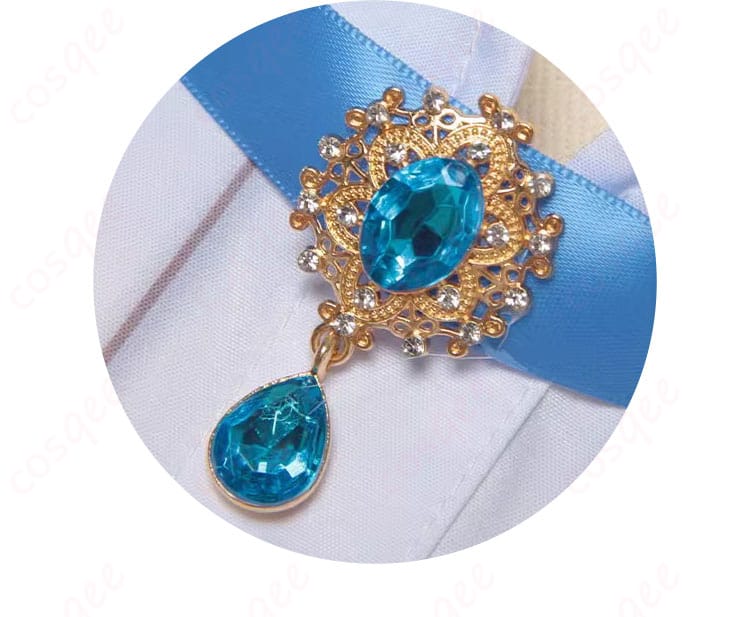 アリス・デロス(記者)コスプレ衣装のネックレス装飾の細部画像。ディテールにこだわったデザイン。