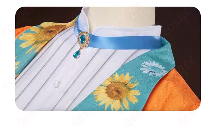 コスプレ衣装の襟元の装飾詳細、精巧な刺繍とデザインが特徴的な部分です。