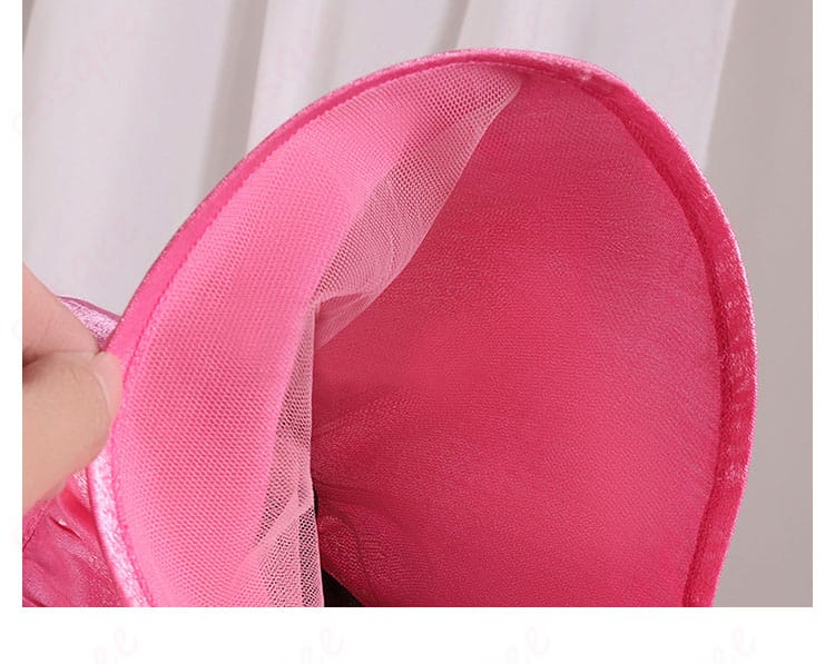 肩の装飾部分のアップ、コスプレ衣装のアクセントディテール