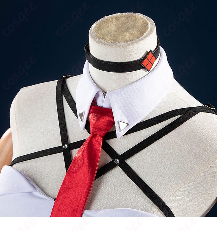 ネックレスとネクタイの装飾的ディテール、豪華な仕上がり。