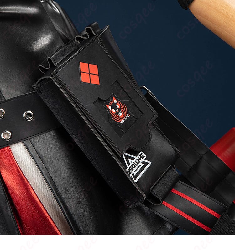 腰の右側装飾ディテール、衣装の特徴を強調。