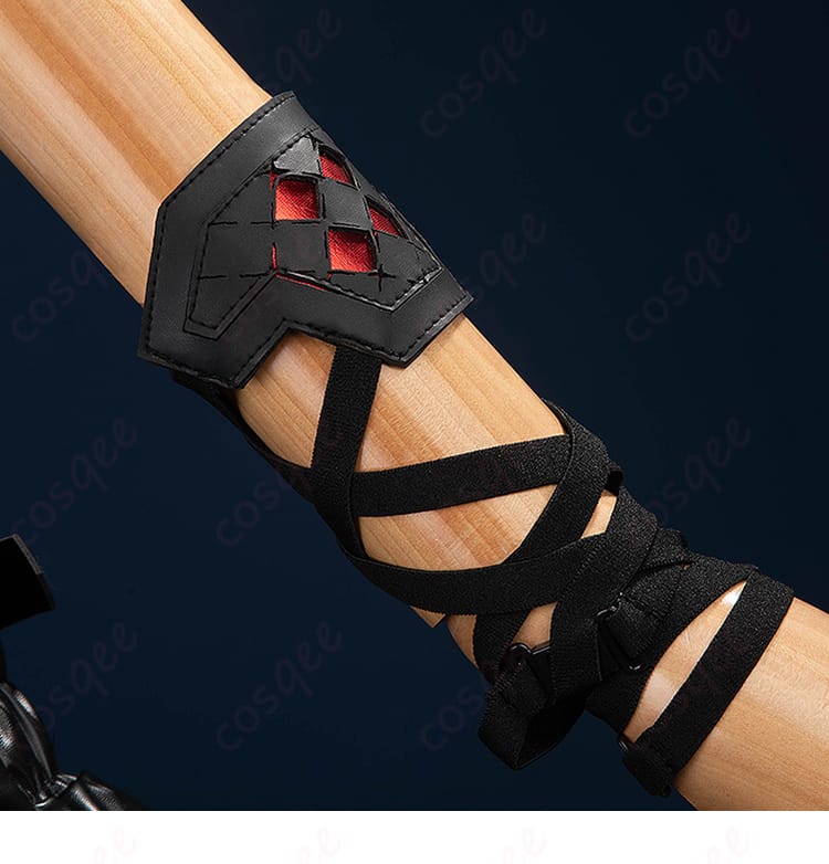 ラピのコスプレ衣装、腕飾りの装飾に焦点を当てたディテール。