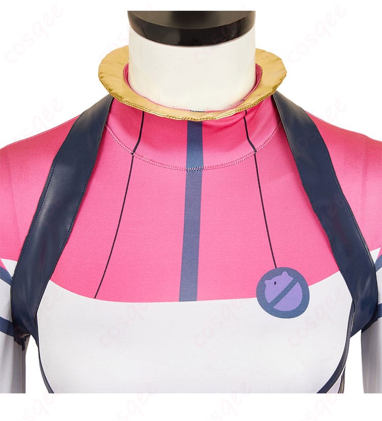 パイロットスーツ 衿元ディテール接写｜ネックライン装飾を細部まで紹介