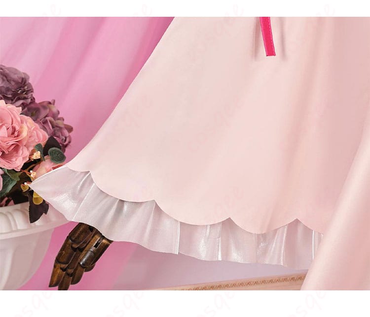 衣袖装飾の詳細。アミュレットエンジェルコスプレ衣装の袖部分の装飾ディテールをクローズアップ。