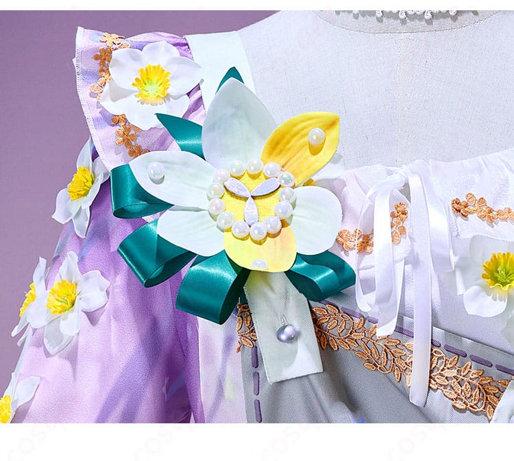 胸前の花飾りのディテール - 胸元の花飾りの精密なデザイン。コスプレ衣装のアクセントとなる部分。