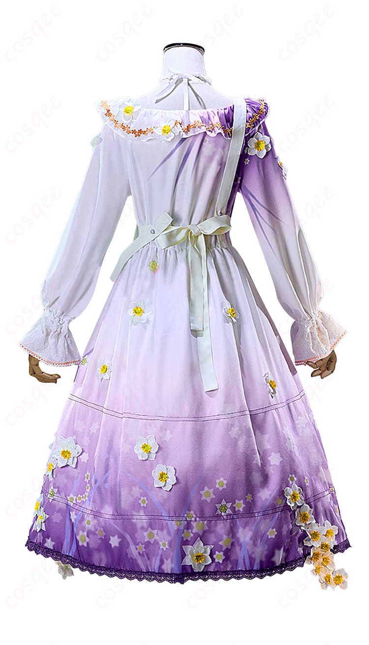 商品背面図 - 服の背面部分。バックスタイルの美しいラインが特徴。