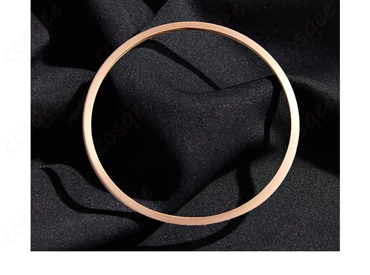 右足の足飾りのディテール。宵崎奏 コスプレ衣装の特徴的な足飾り、ディテールが際立つ写真。