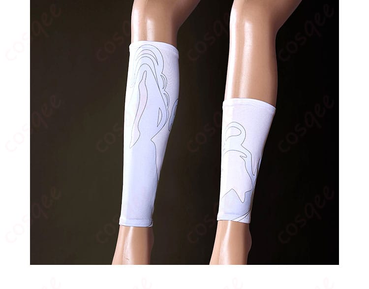 レッグソックスの装飾ディテール。コスプレ衣装の足元部分、デザインにこだわったレッグカバーの装飾が映える写真。