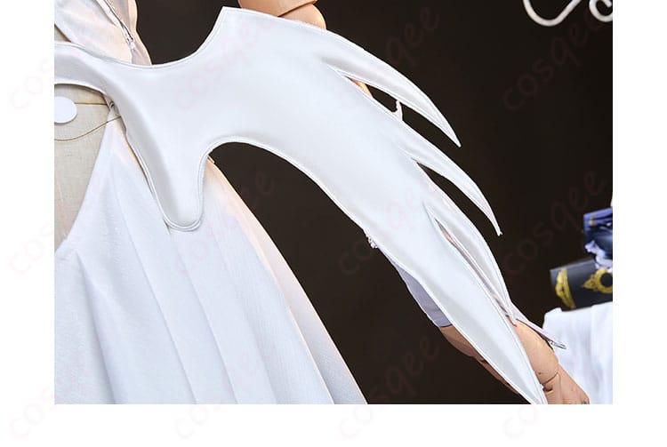 服装の背面ディテール。背面のデザインがわかる写真、特に装飾部分に焦点を当てています。