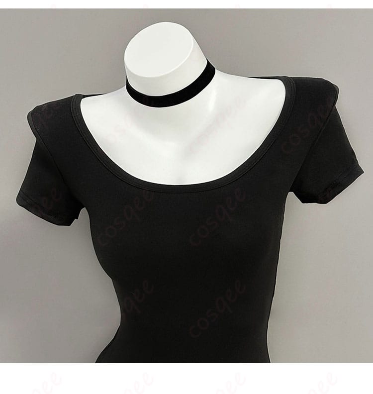 服装の襟装飾の詳細 - 黒ワンピースの襟部分の装飾ディテール、アニメスタイルの正確な再現。