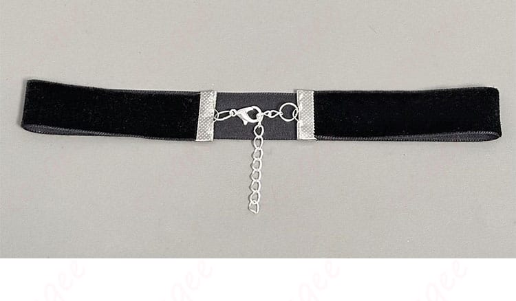 首飾りの詳細 - 目を引くデザインの首飾りの細部を紹介。