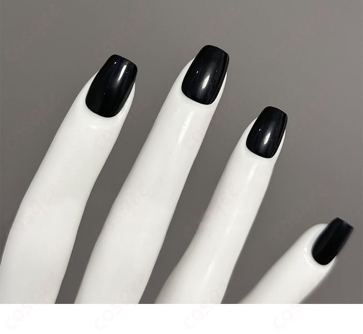 ネイルアートの詳細 - 弥海砂コスプレ衣装の指に施されたネイルアートのディテール。