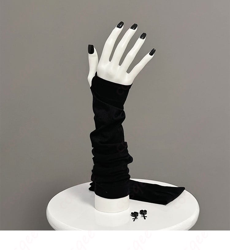 手袋装飾、耳飾りの詳細 - 弥海砂コスプレ衣装の手袋装飾と耳飾りのディテール、個性あるアクセサリー。