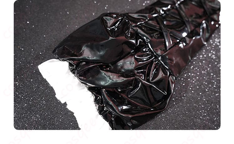 手袋の袖口部分の装飾詳細。コスプレ衣装として重要なアクセント。