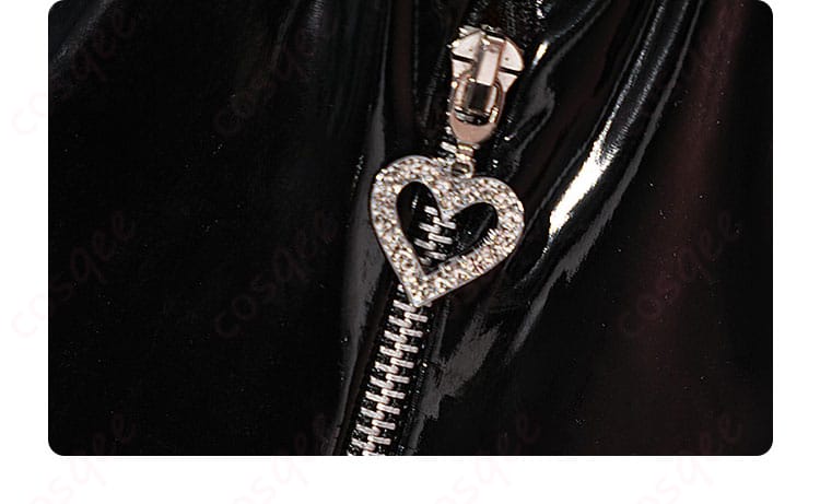 衣装の衣鎖部分の詳細。デザイン性の高いチェーンが特徴的な部分。