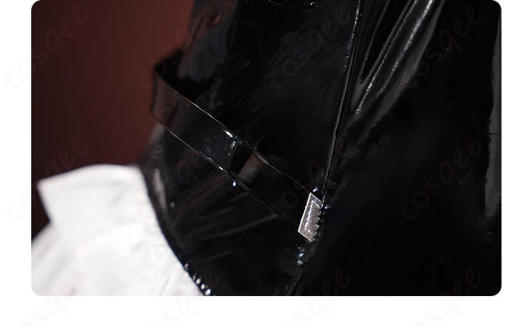 衣装の腰部のサイドデザイン。腰回りの細かい装飾部分を強調しています。