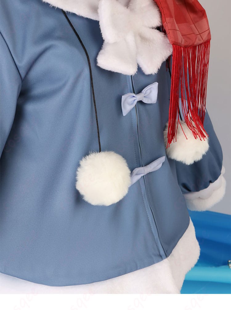 服の門襟装飾の詳細。キャラクターの特徴を反映したエレガントなデザイン。