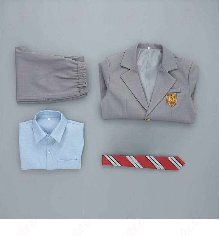 コスプレ衣装のセット内容。コート、ズボン、シャツ、ネクタイなど、必要なアイテムがすべて揃っています。