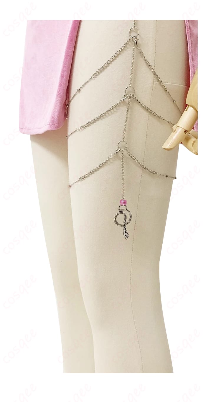 バイパーのコスプレ衣装の腿飾りのディテール画像。精密な装飾が施された高品質な素材。