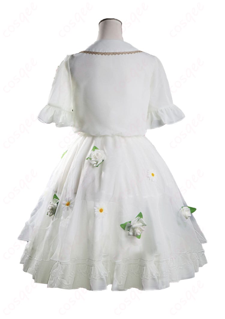 後ろ姿のフリーレンコスプレ衣装。背面のデザインとフィット感を確認できる画像。