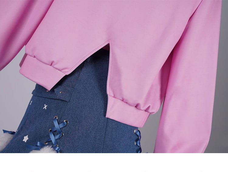 服の背面のディテール - 背面のデザインも忠実に再現された高品質なコスプレ衣装