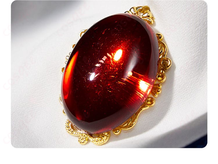 バリアジャケットの赤い宝石装飾のディテール。鮮やかな色合いとリアルなデザインが目を引きます。