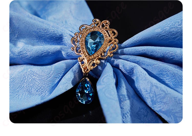 ゴシックドレスの蝶結び装飾のアップ。レムの特徴的なデザインが際立っています。