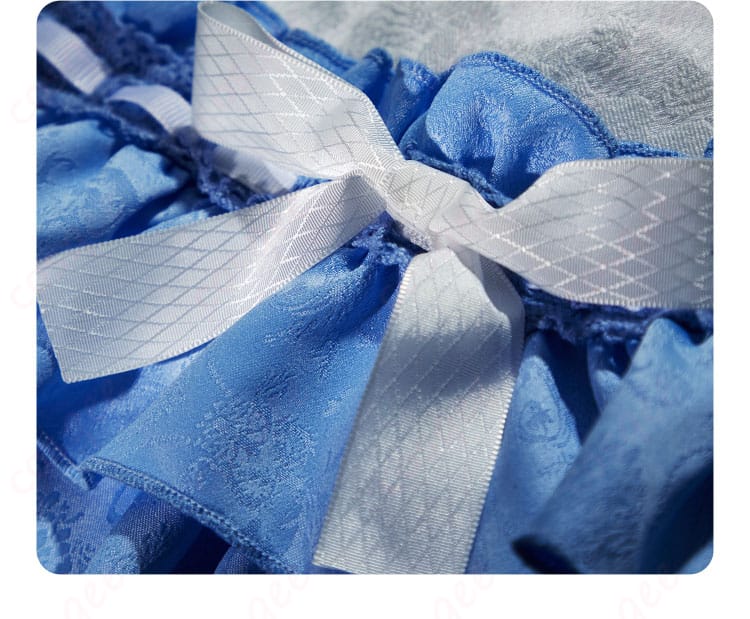 レム コスプレ衣装の袖口の装飾。細やかな縫製とデザインが見て取れます。