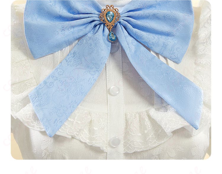 レムのゴシックドレス衣襟のデザイン詳細。高級感のある刺繍が施されています。