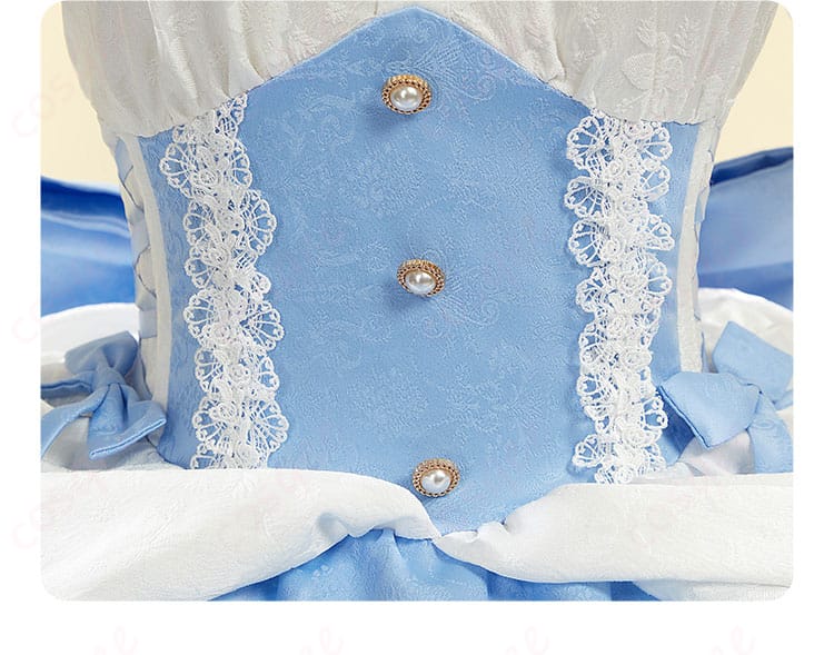 腰の装飾部分の詳細。ドレスの美しいシルエットを強調するデザイン。