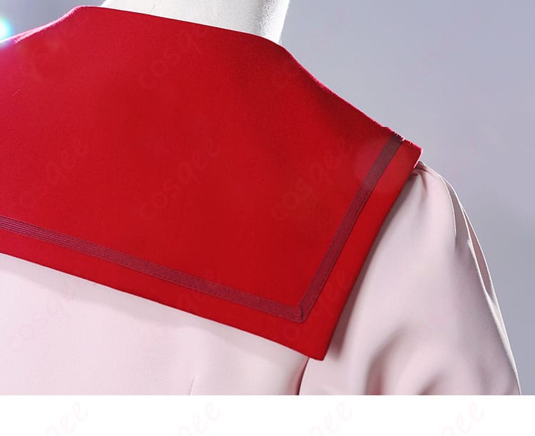 服の背面と肩披肩ディテール画像 - ぴちぴちピッチの制服コスプレ衣装の背面と肩披肩部分の詳細。背中の美しい仕上がりを確認できます。