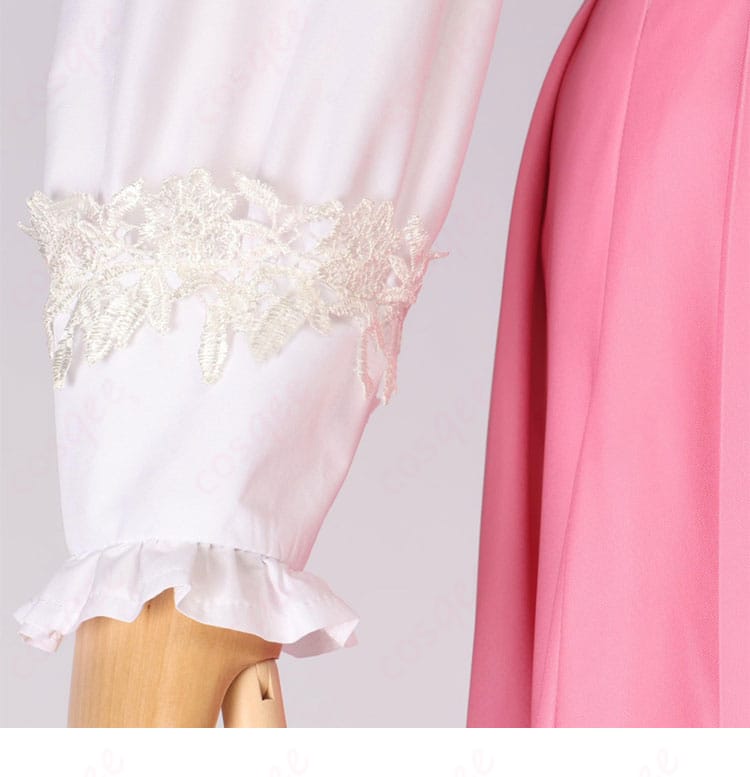 シャツカフス装飾クローズアップ ボタン&刺繍が映えるコスプレ衣装