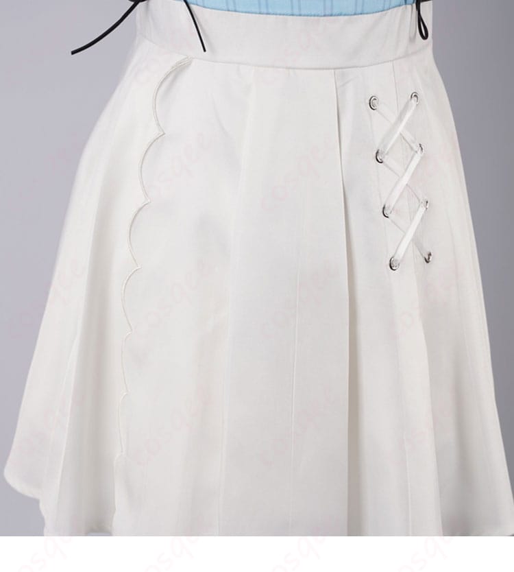 フワワ スカート生地ディテール 柔らかサテンの光沢とプリーツを確認