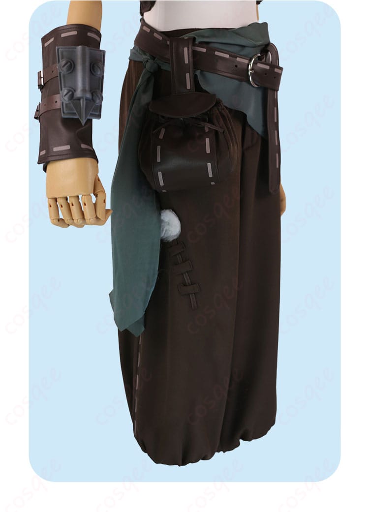 パンツの装飾と腕飾りのディテール。弓使いの個性を引き立てる装飾部分に焦点。