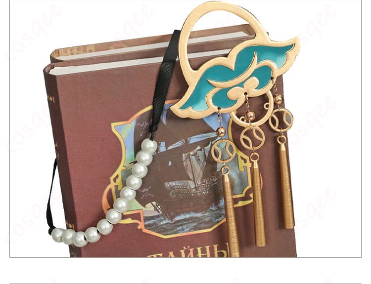 髪飾りと背中の装飾ディテール。アストラ・ヤオの独特な髪飾りと背中のアクセサリー。