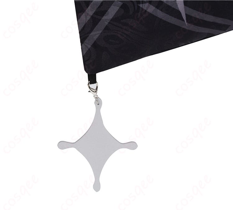 着物の全体的な装飾をクローズアップ。スパンコールや繊細な刺繍が美しい衣装を引き立てる。