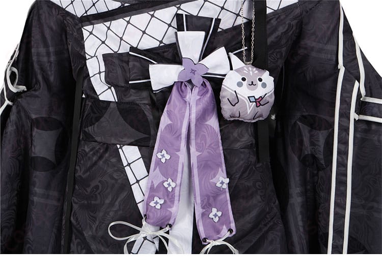 腰部分の飾りや帯のデザインの詳細を示した画像。着物の美しさが際立つ重要なディテール。