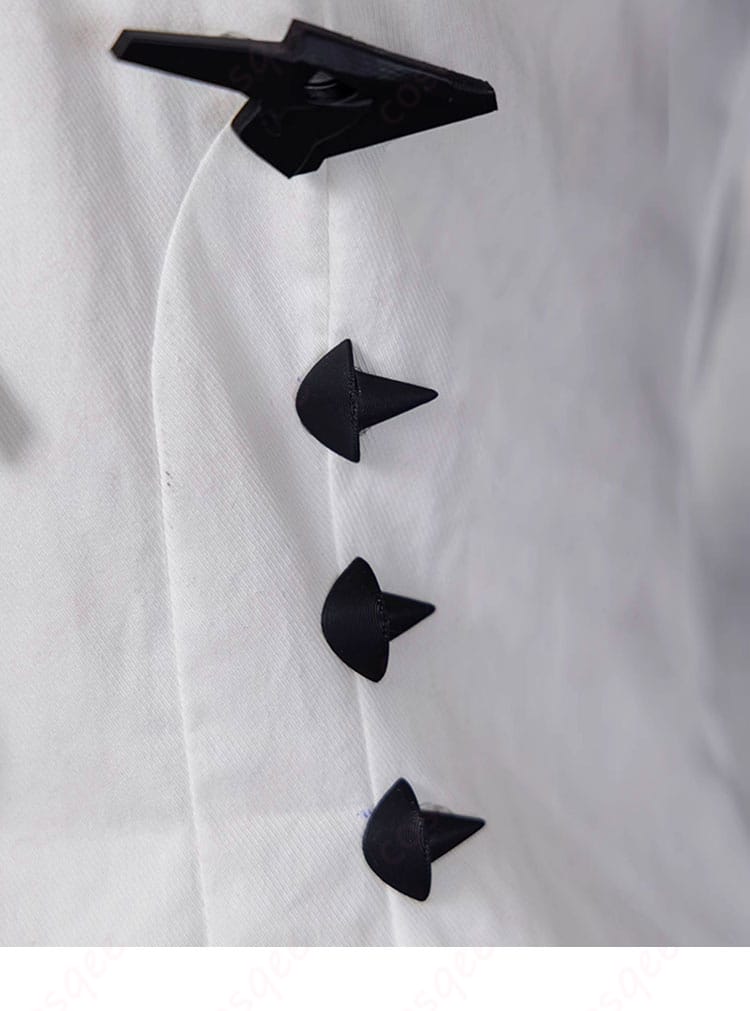 エブラナ・ダブリン コスプレ衣装の衣襟と胸飾りの正面ディテール。細部まで再現されたデザインが特徴。