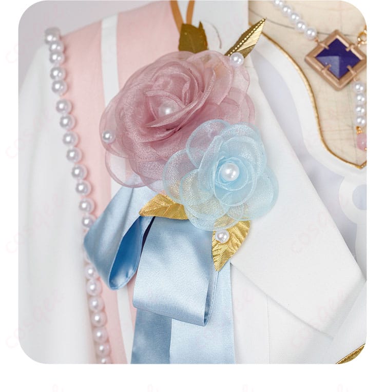 衣襟の花飾り装飾ディテール - 衣装の襟部分に施された花飾り、華やかなアクセント