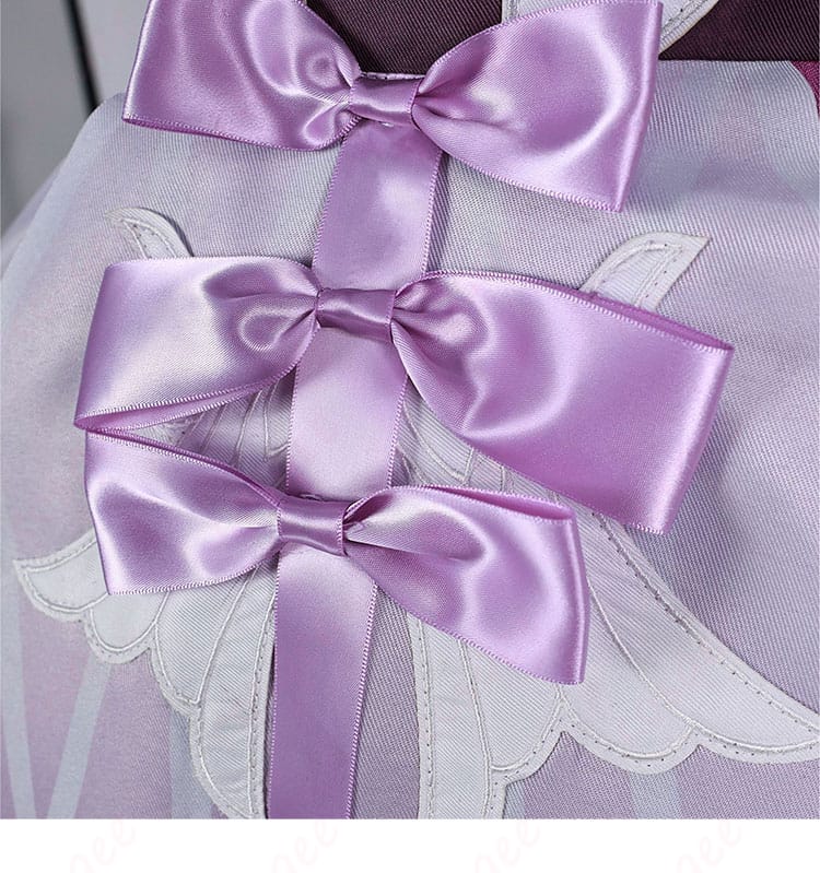 服の背面にある蝶結びの装飾ディテール