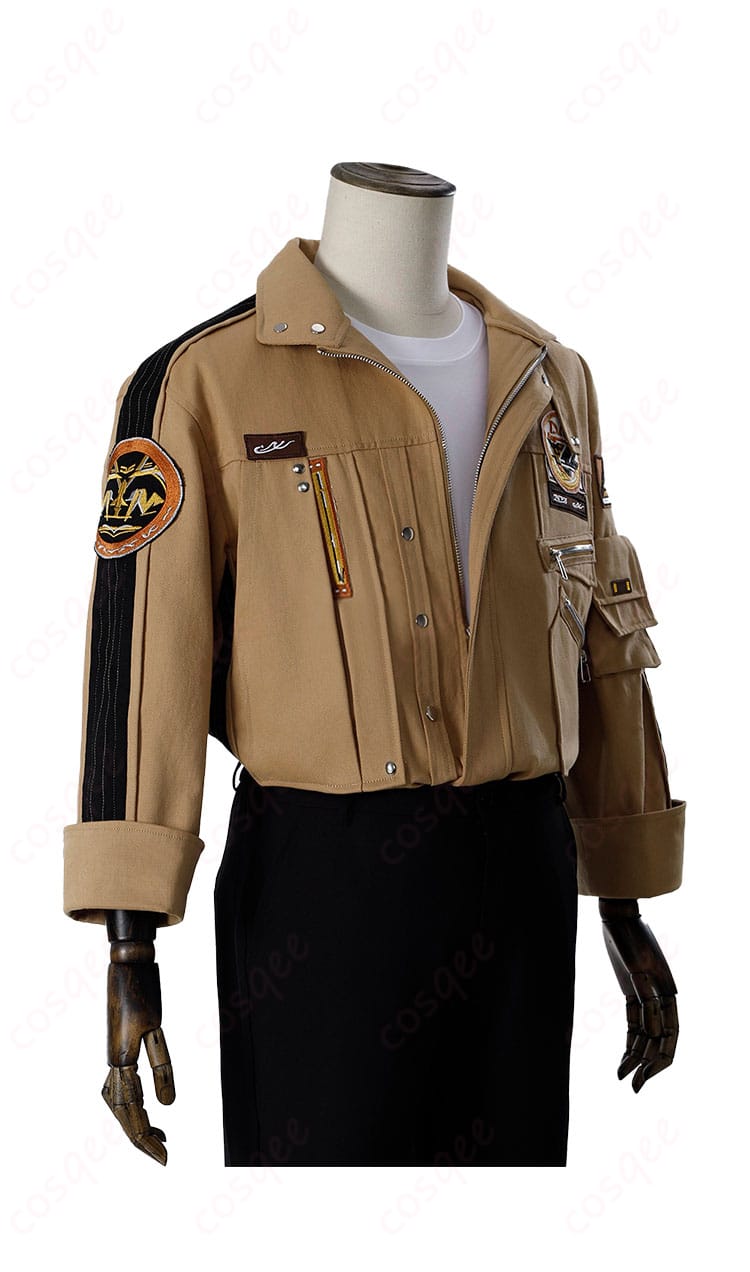 マヒルのコスプレ衣装の右側面のディテール。コスプレ衣装の高い再現度と美しいシルエットが見て取れる。