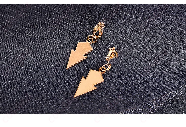 セノの耳飾り装飾の詳細。小さなアクセントが衣装に華やかさを加えています。