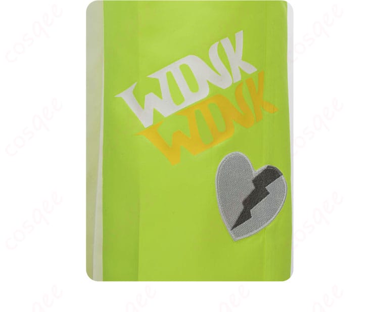 左パンツ脚のアルファベット装飾。キャラクターらしいアクセントが魅力的。