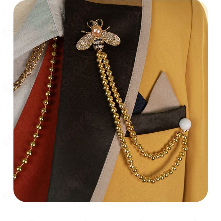 胸元の装飾ディテール。胸部に施されたバッジや装飾がコスプレ衣装の魅力を引き立てる。