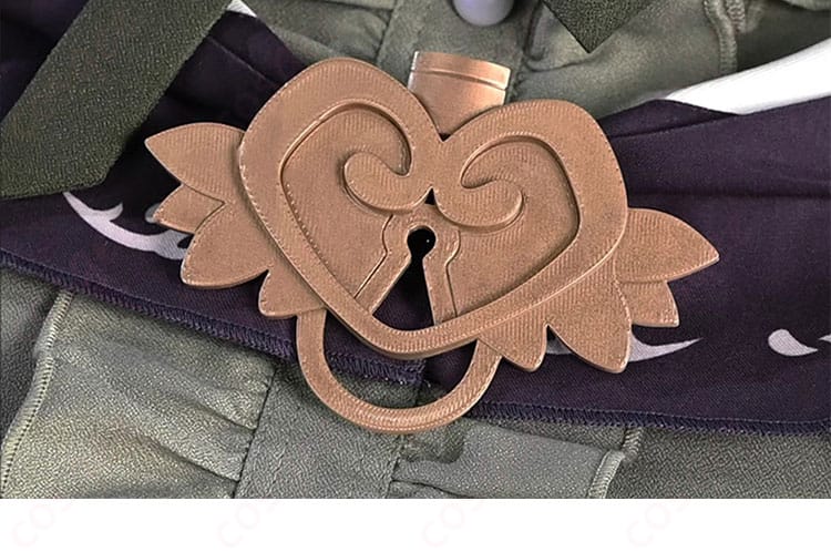 暁山瑞希コスプレ衣装の胸飾りのディテール。上品で華やかなアクセント。