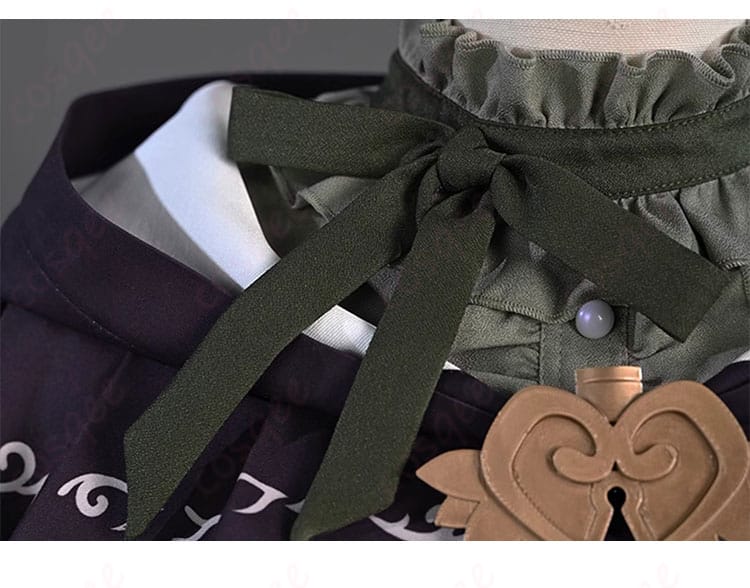 暁山瑞希のコスプレ衣装のネックアクセサリーの装飾細部。繊細なデザインが特徴。